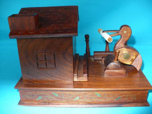 VINTAGE NOVELTY CIGARETTE BOX