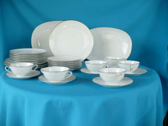 NORITAKE WHITEBROOK 32 PIECE DINNER SET