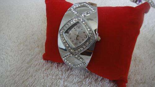 SILVER LADIES BANGLE WATCH WITH DIAMANTES ##BRAND NEW##