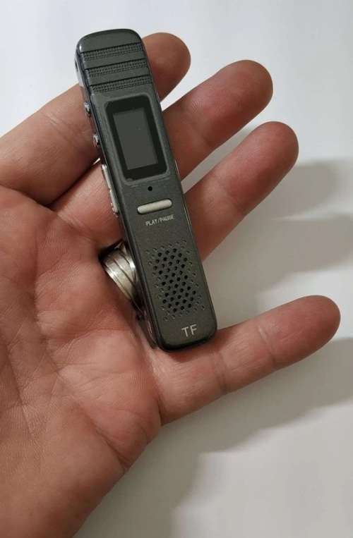 8GB DIGITAL VOICE RECORDER WITH LCD SCREEN