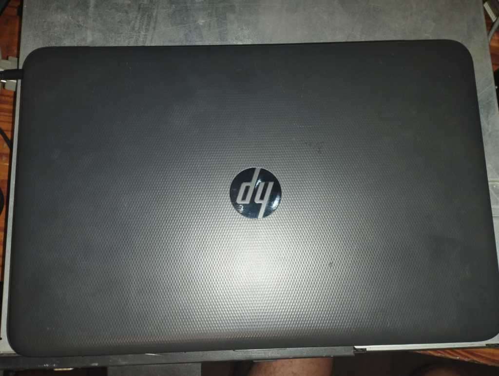 HP 250 G4 - I3-5005U 8GB Ram. needs new battery, no charger
