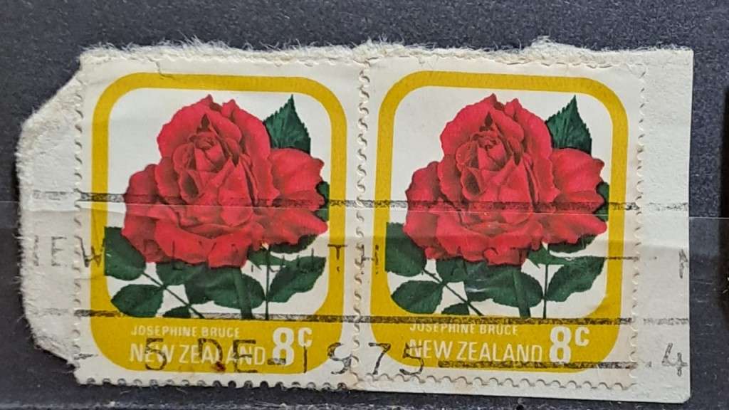 1975-1979 - New Zealand - Pair 8c - Garden Roses - Josephine Bruce