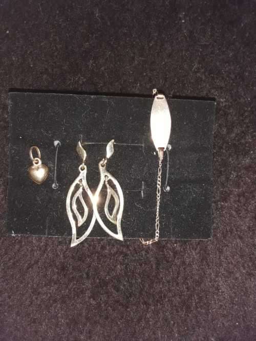 9 ct gold bracelett, earings and pendant