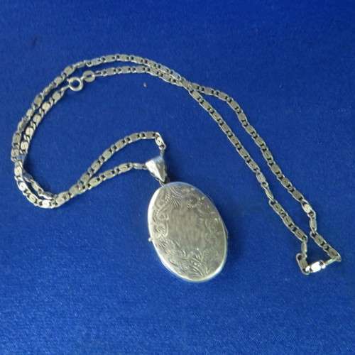 Beautiful Sterling Silver Locket With Silver Chain**Perfect Gift**
