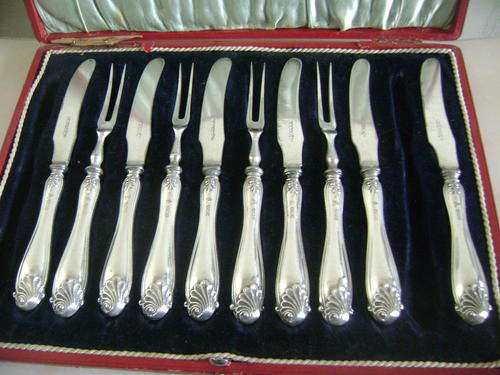 Hallmarked silver fruit set  - WALKER & HALL , 1910 in SHEFFIELD still in original box!!!!