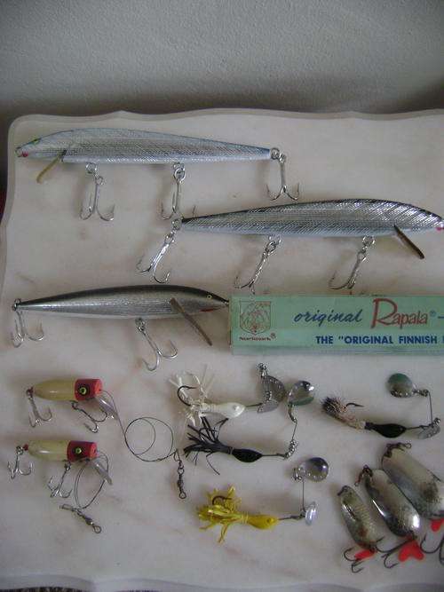 COLLECTION OF VINTAGE LURES!!**Including a large Rapala lure***