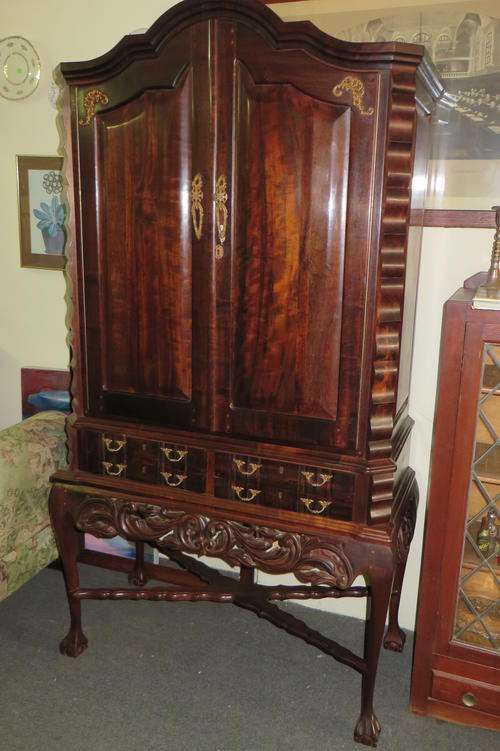 STUNNING SOLID STINKWOOD CARVED DRINKS CABINET***BEAUTIFUL PIECE***