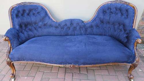 BEAUTIFUL VICTORIAN CARVED WALNUT CHAISE LOUNGE / SOFA on Castors **In Perfect Condition**