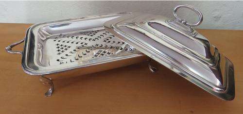 STUNNING - WALKER & HALL ( England) Silver plate Food warmer with Ornate insert**