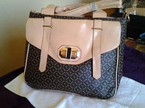 ***LOW STARTING BID*** GOOD QUALITY FASHION HANDBAG***