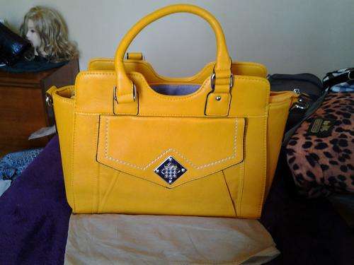 **** STUNNING DESIGNER YELLOW LEATHER HANDBAG ***