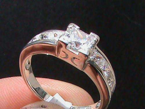 WHITE CUBIC ZIRCONIA RING IN STERLING SILVER. SIZE R