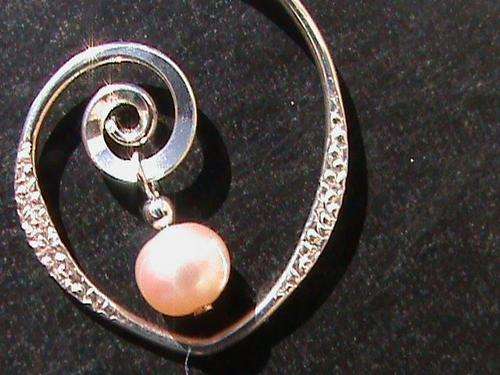 LIGHT PINK PEARL PENDANT IN STERLING SILVER