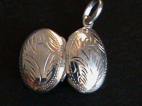 STERLING SILVER OVAL LOCKET....