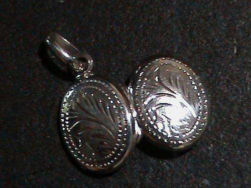 SMALL OVAL LOCKET IN STERLING SILVER