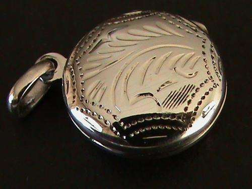 STERLING SILVER ROUND LOCKET....
