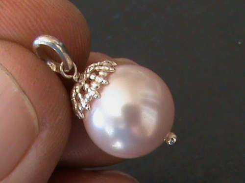 SHELL PEARL PENDANT , SET IN SOLID STERLING SILVER.  LIGHT PINKISH COLOUR