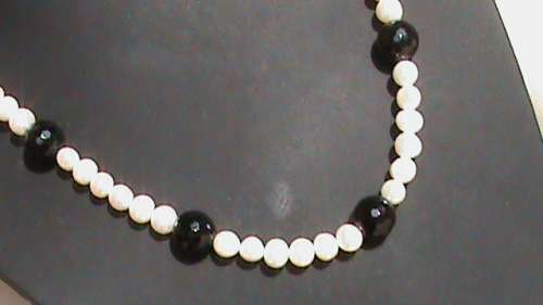 NATURAL PEARL AND ONYX GEMSTONE BEADS NECKLACE.  48 CM LONG