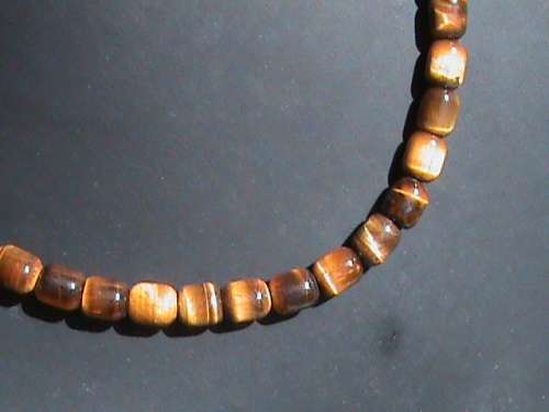 GOLDEN TIGERS EYE GEMSTONE NECKLACE.   47 CM LONG.