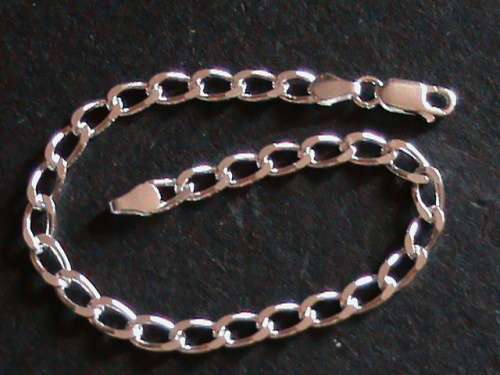 SOLID STERLING SILVER BRACELET.   19 CM LONG