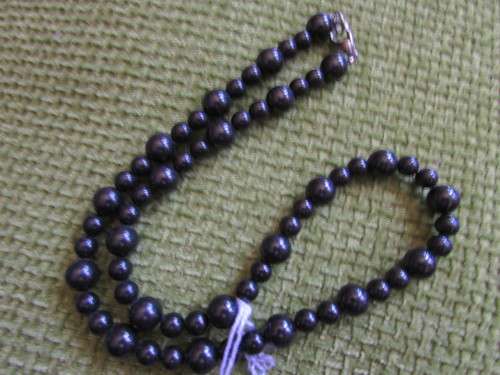 BLACK SHELL PEARL NECKLACE.   47 CM LONG