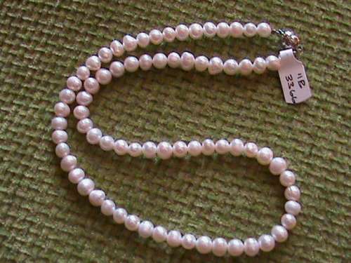 WHITE PEARL NECKLACE.  43 CM LONG.  MAGNETIC CLASP.