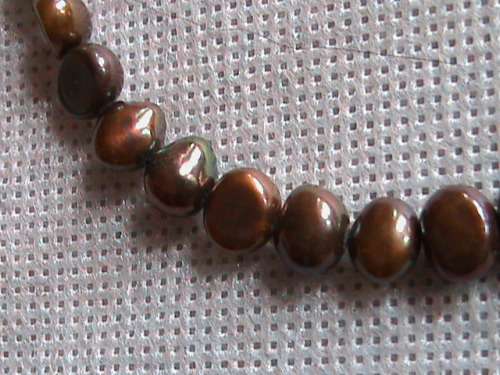 FRESHWATER PEARL BRACELET.  19.5 CM LONG. GOOD GRADE CHOCOLATE COLOUR PEARLS. METAL TOGGLE CLASP.