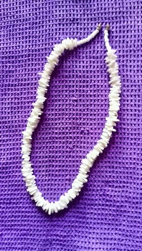 SHELL NECKLACE.  45 CM LONG