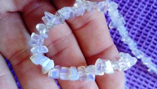 OPALITE NECKLACE.  43 CM LONG.  METAL LOBSTER CLASP