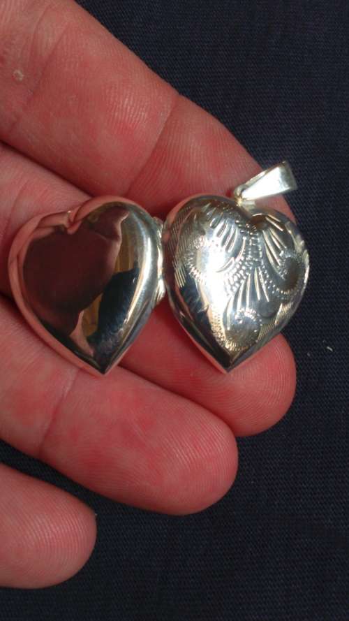 SOLID STERLING SILVER HEART SHAPE LOCKET.  MEDUIM LARGE SIZE