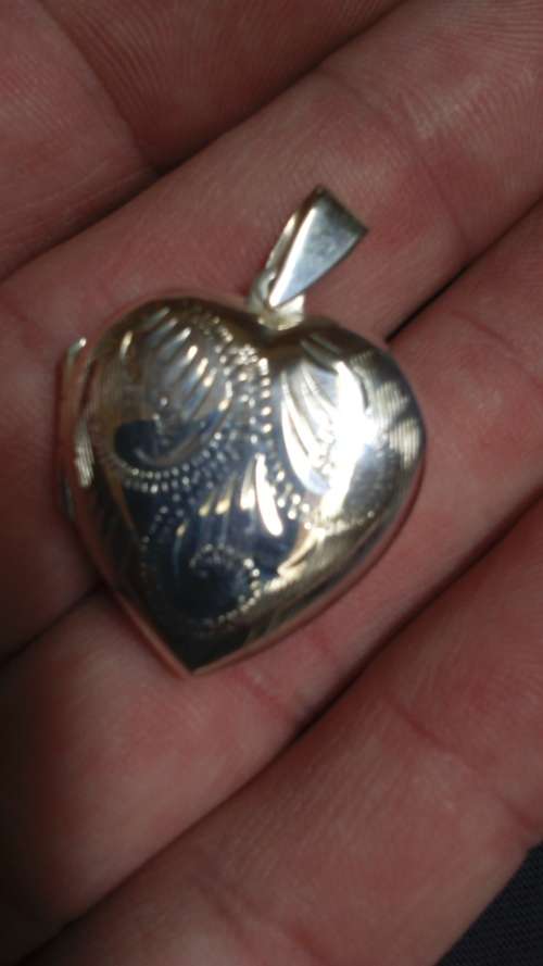 SOLID STERLING SILVER HEART SHAPE LOCKET.  MEDUIM LARGE SIZE