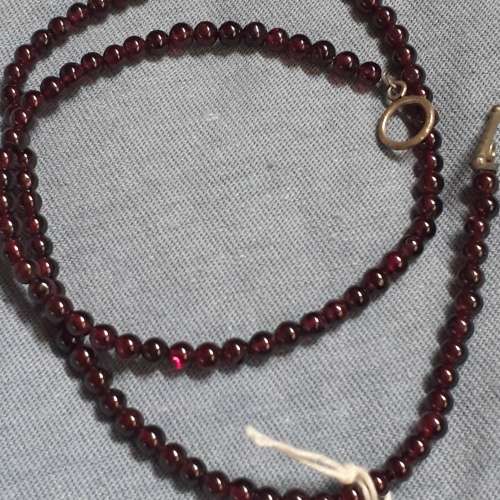 GARNET GEMSTONE NECKLACE.  45 CM LONG  METAL TOGGLE CLASP.   4.5 MM ROUND BEADS