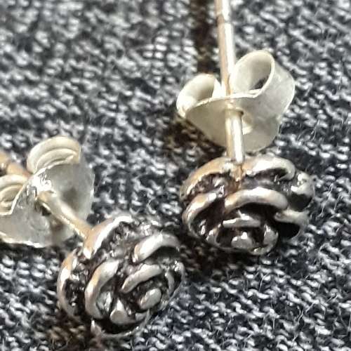SOLID STERLING SILVER ROSE FLOWER STUDS. 6MM WIDE.