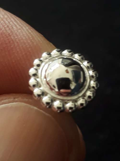 NICE SOLID STERLING SILVER STUD EARRINGS.