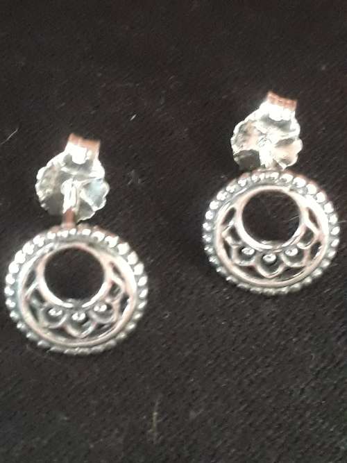 SOLID STERLING SIVER STUDS.