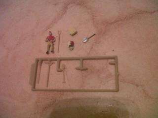 HO SCALE GARDENER + GARDEN TOOLS