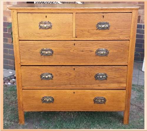ANTIQUE OAK CHEST OF DRAWERS