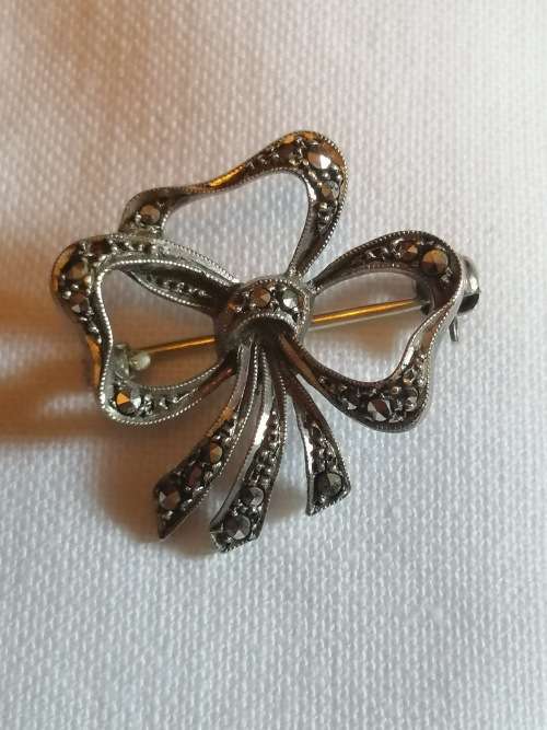 A Silver and Marcasite Ribbon Brooch