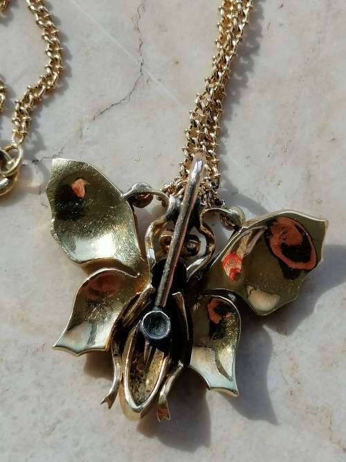 Gorgeous 9CT Gold Necklace and 9CT Gold Bee Pendant with Seed pearls and Garnet