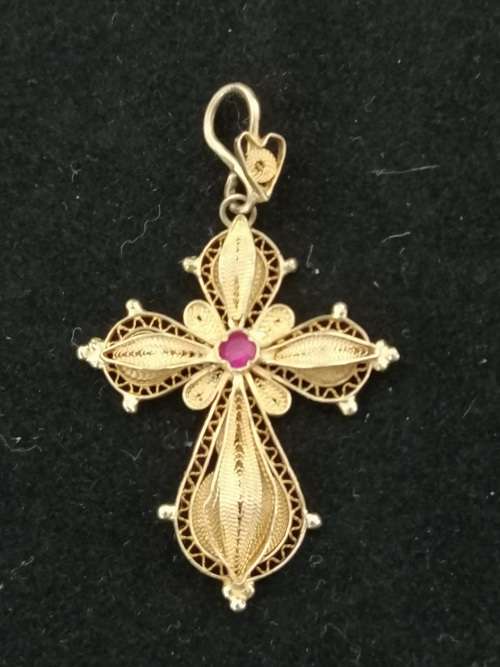 Gorgeous 18ct Yellow Gold Filigree Pendant Cross with a Ruby