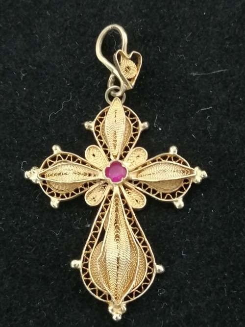 Gorgeous 18ct Yellow Gold Filigree Pendant Cross with a Ruby
