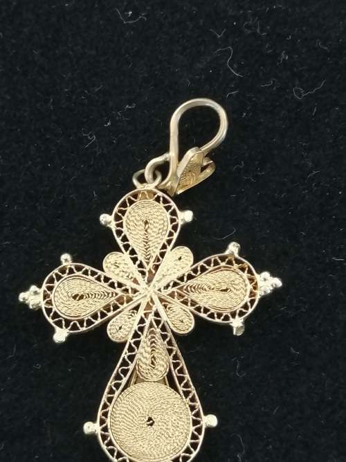 Gorgeous 18ct Yellow Gold Filigree Pendant Cross with a Ruby