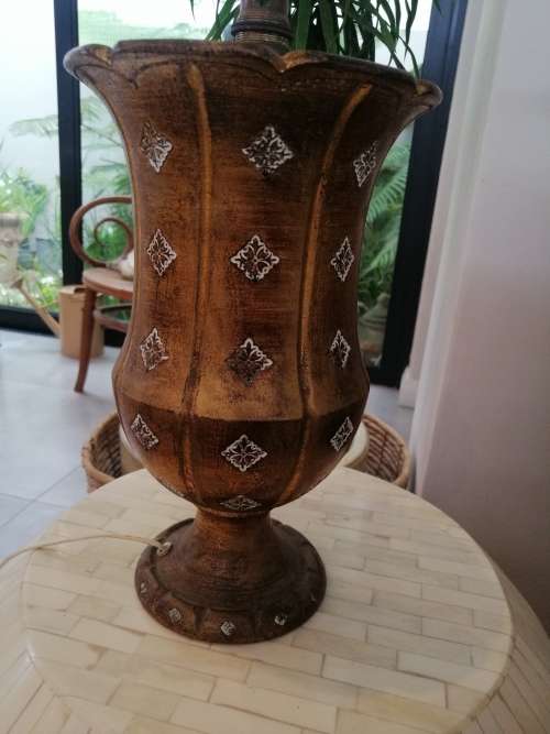 A VINTAGE VERY GOOD QUALITY CERAMIC LAMP AND SHADE