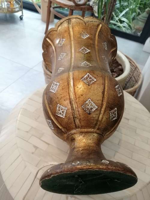 A VINTAGE VERY GOOD QUALITY CERAMIC LAMP AND SHADE