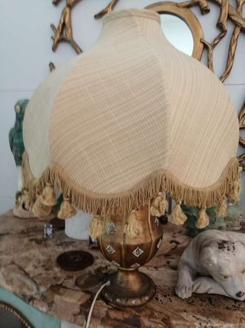 A VINTAGE VERY GOOD QUALITY CERAMIC LAMP AND SHADE