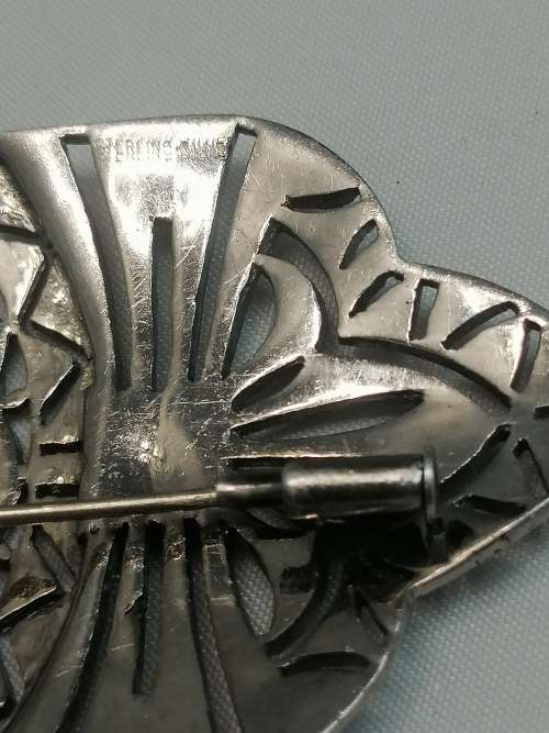 A BEAUTIFUL STERLING SILVER AND MARCASITE ART DECO BROOCH