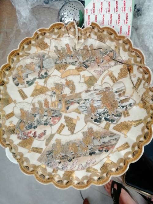 A broken  very valuable Japanes plate for complete restoration