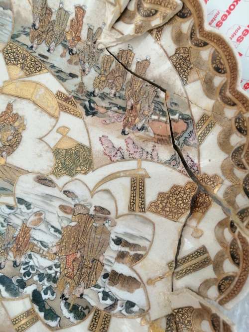 A broken  very valuable Japanes plate for complete restoration