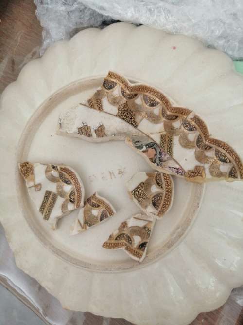 A broken  very valuable Japanes plate for complete restoration