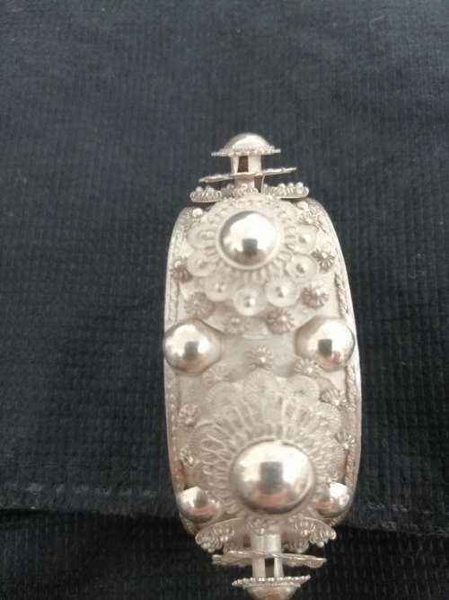 A BEAUTIFUL VINTAGE SIAM SILVER BRACELET WITH RAISED BOSSES. CIRCA 1940